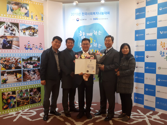 대전어울림봉사단(단장 홍시완)이 전국사회복지나눔대회를 맞아 지난 13일 보건복지부로부터 지원봉사단체부문 표창을 수상했다.
