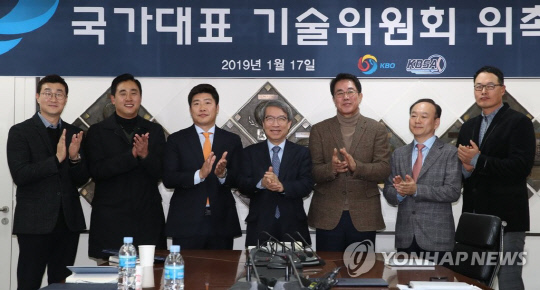 한화이글스 2군 감독에 선임된 최원호 전 국가대표 기술위원(왼쪽에서 두 번째). 사진=연합뉴스 
