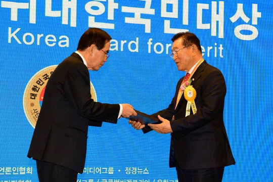 김석환(오른쪽) 홍성군수가  19일 여의도에서 열린 대한민국 위대한 국민대상에서 지역발전 부문 대상을 수상하고 있다. 사진=홍성군 제공
