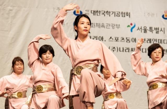 지난해 열린 제 6회 서울국제 생활체육 국학기공대회에서 국학기공인들이 공연을 펼치고 있다.사진=대학국학기공협회 제공