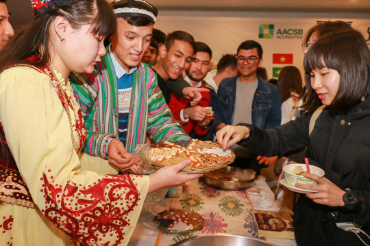 지난 22일 세계문화축제인 `컬쳐데이(Culture Day)-한국 속의 세계 SolBridge` 행사가 열린 우송대에서 세계음식축제가 진행되고 있다. 사진=우송대 제공

