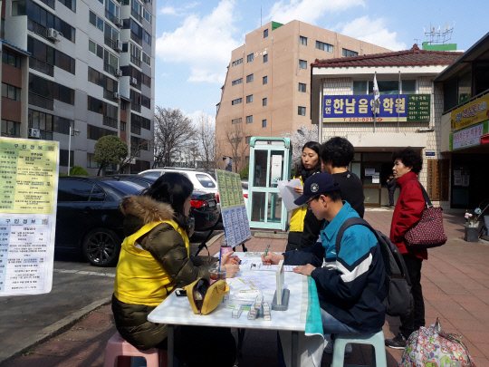대전 중구 찾아가는 일자리발굴단이 아파트 단지에서 취업 상담을 벌이고 있는 모습. 사진=대전 중구 제공 
