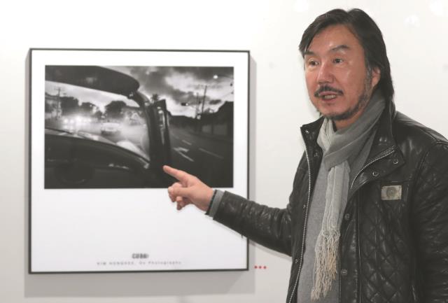 김홍희 작가가 지난 1일 대전 동구 작은창풍경 갤러리에 전시된 자신의 작품에 대해 이야기하고 있다. 사진=빈운용 기자