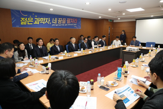 최기영 과학기술정보통신부 장관은 3일 한국과학기술한림원에서 젊은 과학자들을 만나 연구현장 의견을 들었다. 사진=과기부 제공

