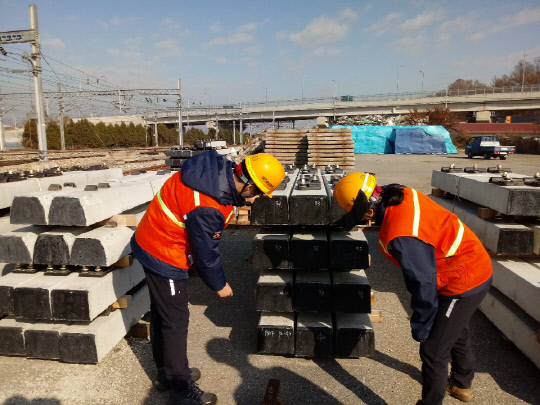 지난 2일 한국철도 직원들이 한파를 대비해 시설물 자재 상태를 점검하고 있다. 사진=한국철도 제공
