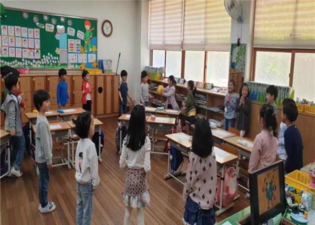 대전하기초등학교 1학년 생활과 문화 선택 반 학생들이 인사놀이를 하고 있다. 사진=대전시교육청 제공