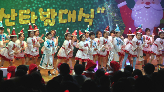 크리스마스를 앞두고 10일 대전 유성구청 대강당에서 열린 `소원을 말해봐 2019 사랑의 산타 발대식`에서  어린이들이 축하공연을 하고 있다. 빈운용 기자
