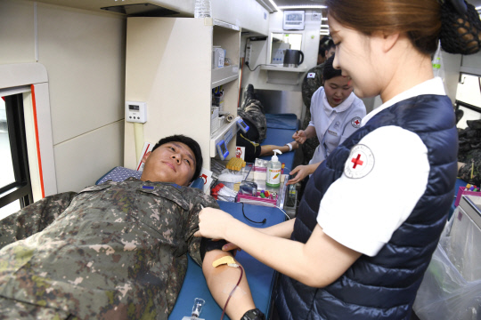 공군 제20전투비행단은 9-12일까지 4일 동안 `사랑의 헌혈운동`에 동참해 겨울철 혈액수급이 어려운 시기에 힘을 보탰다.
사진=20전비 제공
