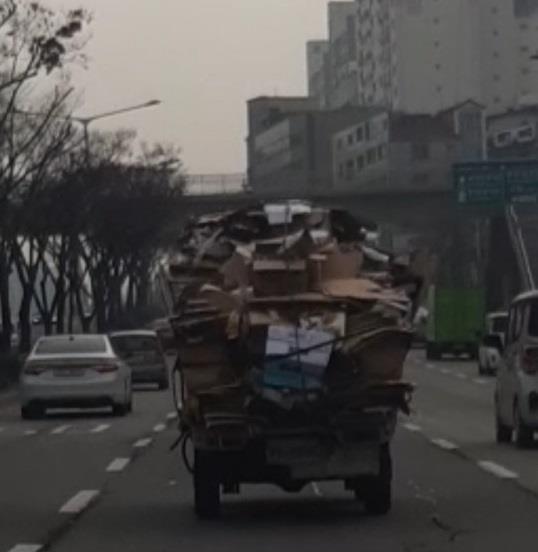 대전 서구 한 도로를 화물차가 짐을 가득 싣고 달리고 있다. 사진=독자 제공
