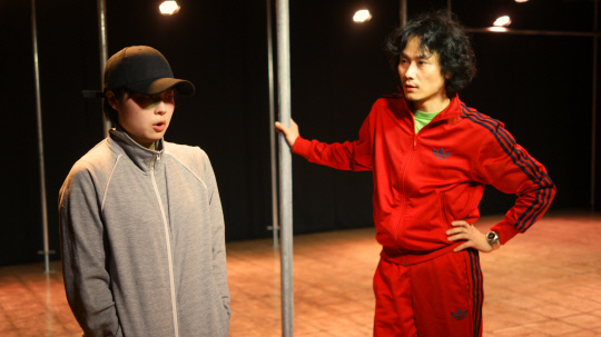 연극 `XXL(투엑스라지)레오타드 안나수이 손거울` 공연장면. 사진=대전예술의전당 제공
