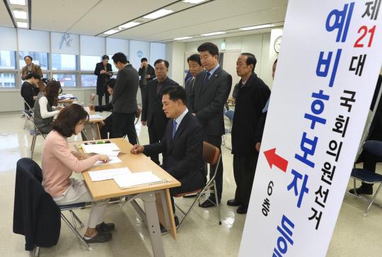 내년 4월 15일 실시되는 21대 국회의원 선거 예비후보자 등록일인 17일 대전시 서구 월평동 대덕구선거관리위원회에서 후보들이 등록을 하고 있다. 사진=빈운용 기자