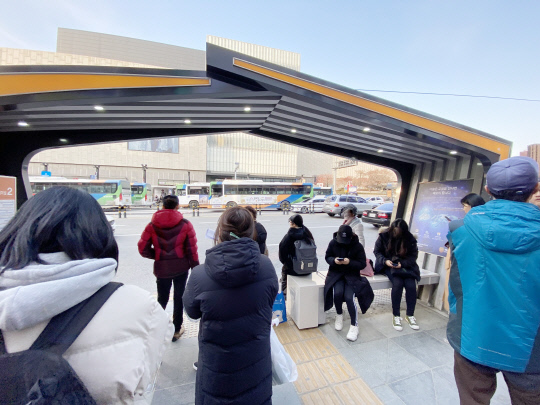 지난 5월 코리아텍 건축공학과 학생들 작품으로 설치된 천안버스터미널 버스승강장에 산학협력으로 개발된  `나노온열벤치`가 추가로 설치돼 시민들의 편의성을 도모하고 있다. 사진=코리아텍 제공
