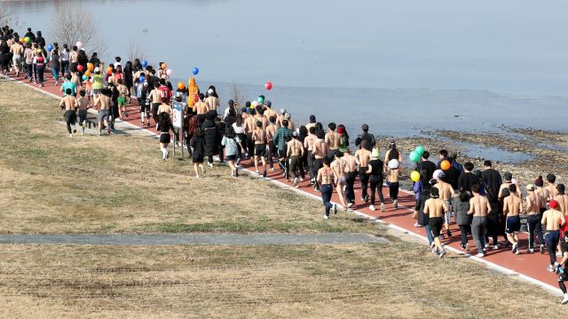 새해 각오를 다짐하는 이색 마라톤대회인 `2020 맨몸 마라톤`이 1일 대전엑스포시민광장 일원에서 맥키스컴퍼니 주최로 열려 전국에서 찾아온 2천5백여명의 참가들이 영하의 추위속에 갑천 7km 기간을 달리고 있다. 빈운용 기자