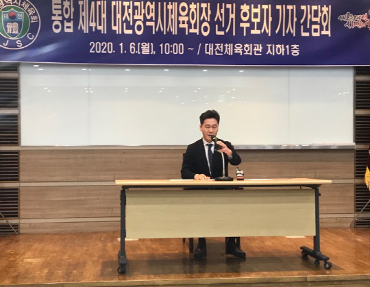 이승찬 계룡건설 대표가 6일 대전시체육회관에서 열린 기자 간담회에서 출마의변을 밝히고 있다. 사진=조수연 기자
