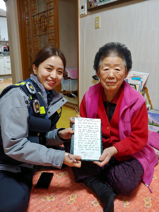 노진영 순경이 손자가 보낸 편지를 할머니에게 직접 읽어주면서 할머니를 걱정하는 손자의 마음을 대신 전달 했다.사진=비봉파출소 제공
