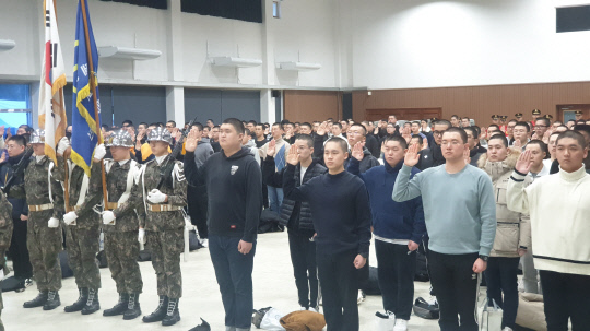 7일 육군 제37보병사단이 2020년 충북지역 첫 신병 입영행사를 가졌다. 사진은 이날 입영장병들이 선서를 하고 있다. 사진=육군 제37보병사단 제공
