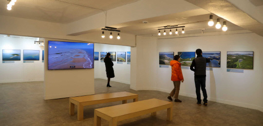 천리포수목원 내 밀러가든 갤러리에서`하늘에서 본 태안` 기획전이 오는 2월 3일까지 열린다.
