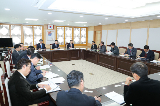 13일 대전 시청 소회의실에서 주간업무회의가 진행됐다. 이날 회의에서는 4차산업과 전통산업 간 균형 발전 등이 논의됐다. 사진=대전시 제공
