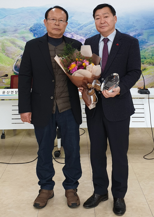 서산시의회 김맹호(사진 오른쪽) 의원이 14일 운산면 이장단협의회로부터 감사패를 받았다.
사진=박계교 기자 
