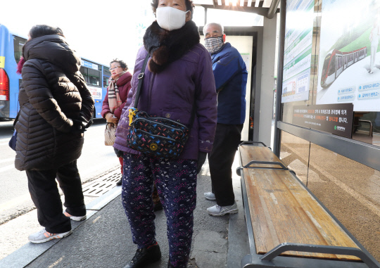 온열의자가 설치되지 않은 인근 정류장에서 시민들이 일어서서 버스를 기다리고 있다. 빈운용 기자

