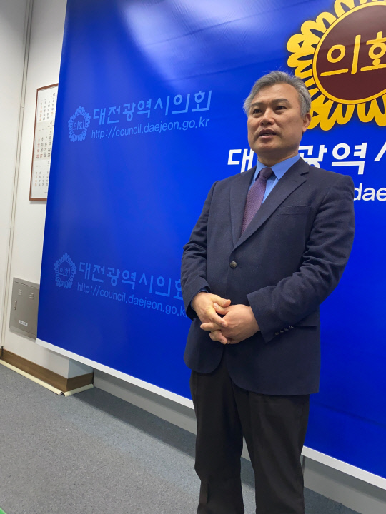 15일 정기현 대전시의원이 대전시의회에서 총선 불출마 기자회견을 하고 있다. 박영문 기자
