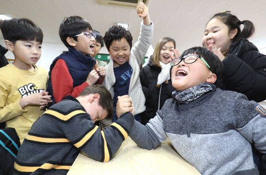 겨울방학을 마치고 개학을 한 15일 대전대동초등학교 3학 1반 학생들이 오랜만에 만난 친구들과 키를 재고 있다. 빈운용 기자
