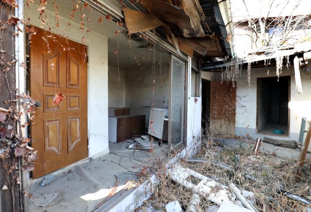 대전시 중구 대흥동 주택가 빈집이 16일 흉물스럽게 방치되고 있다. 빈운용 기자