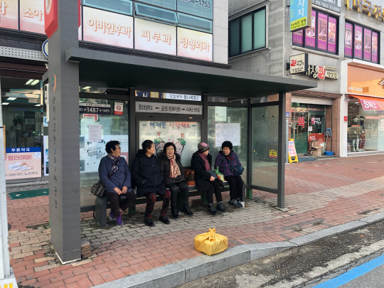 금산군은 대중교통을 이용하는 지역주민들을 위해 승강장 쉼터에 탄소열선 온열의자를 설치해 이용자 편의를 제공하고 있다. 사진=금산군 제공

