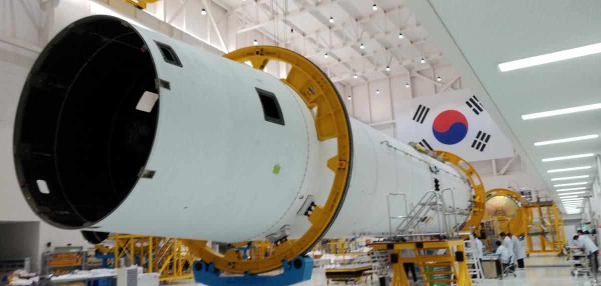 한국 독자 기술로 제작중인 우주발사체 `누리호` 개발이 순항중에 있다. 사진은 지난 15일 나로우주센터 조립동에서 공개된 누리호 1단의 몸체. 사진=이수진 기자
