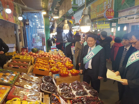 김학도 중소벤처기업부 차관(사진 가운데)이 설 명절을 앞둔 21일 대전 서구에 있는 도마큰시장을 방문해 전통시장 이용하기 캠페인을 벌였다. 사진=대전충남지방중소벤처기업청 제공 
