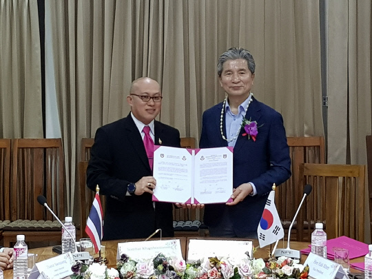 목원대(오른쪽)권혁대 총장이 태국 윱팔랏고 관계자와 유학생 유치 관련 협약을 체결하고 있다. 사진 = 목원대 제공 
