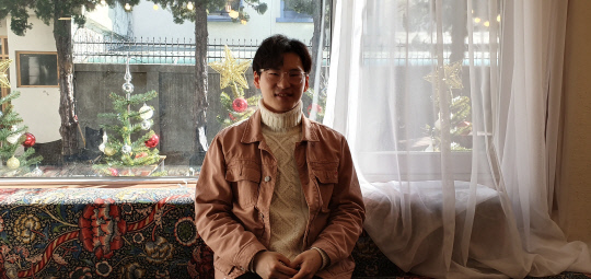 대덕소프투웨어마이스터고에 재직 중인 정재웅(30)씨는 교내에서 `춤추는 선생님`으로 불리운다. 21일 대전의 한 카페에서 만난 정씨가 