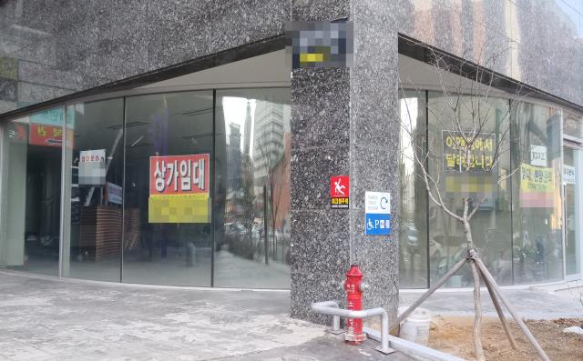일부 자영업자들이 부채에 시달리다 폐업하는 상황까지 내몰리고 있다. 21일 대전 유성구에 위치한 상가에 임대 현수막이 걸려있다.사진=이수진 기자