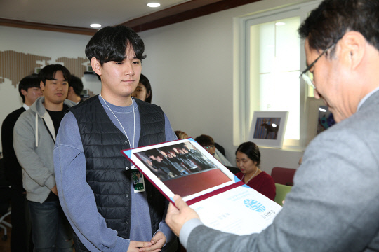 이덕훈(오른쪽) 한남대 총장이 지난 21일 마이크로 디그리 이수 학생에게 이수증서(디그리)를 수여하고 있다. 사진 = 한남대 제공  


