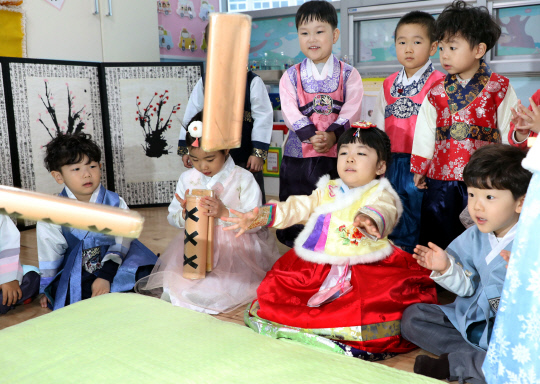 설 연휴를 이틀 앞둔 22일 한복을 곱게 차려입은 대전 중구청 어린이집 원생들이 윷놀이를 하고 있다. 빈운용 기자
