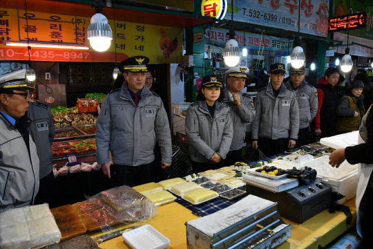 곽창용 대전서부경찰서장은 22일 서구 도마전통시장을 찾아 전통시장의 범죄예방 및 교통관리 대책 등 경찰의 지원 방법 등에 대해 논의했다. 사진=대전서부경찰서 제공
