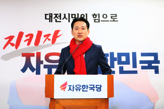 23일 자유한국당 대전시당에서 장동혁 전 광주지법 부장판사가 기자회견을 열고 총선 출마를 선언하고 있다. 박영문 기자
