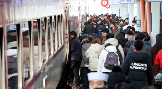 설 연휴 마지막날인 27일 대전역 플랫폼이 귀경객들로 붐비고 있다. 빈운용 기자
