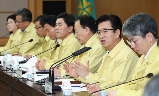 허태정(오른쪽 두번째) 대전시장이 28일 감염병 위기 대응 대책회의를 주재하고 있다. 사진=대전시 제공
