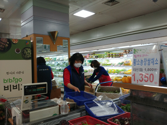 신종 코로나 바이러스 감염증에 대한 우려가 커지는 가운데 29일 대전지역 농협 하나로마트 직원이 마스크를 쓰고 업무를 보고 있다.사진=농협 대전본부 제공
