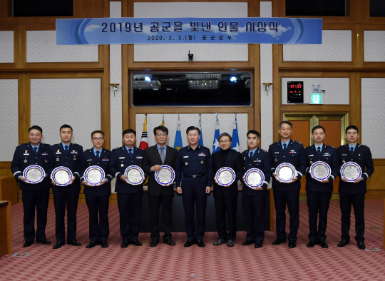 원인철 공군참모총장(가운데)이 2019년 공군을 빛낸 인물 시상자들과 기념사진 촬영을 하고 있다. 사진=공군 제공
