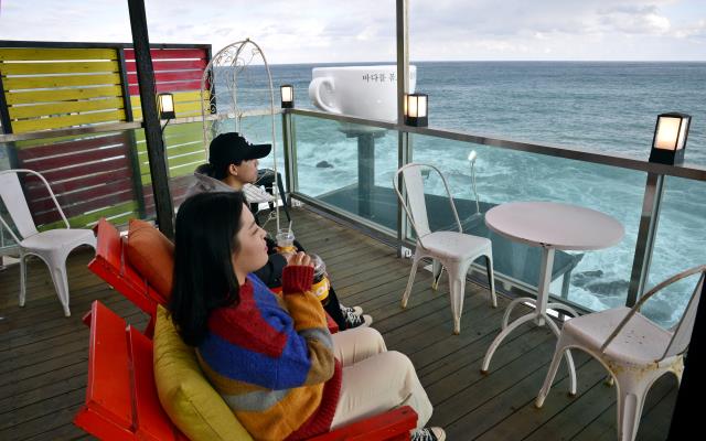 영덕 카페봄에서는 나란히 앉아 바다를 바라보는 낭만을 즐기는 것이 좋다.                   사진=이채근 기자 mincho@imaeil.com