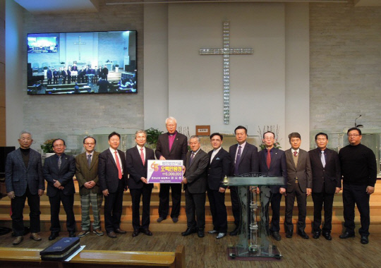 권혁대(왼쪽에서 다섯 번 째)목원대 총장이 강원도 홍천감리교회에서 권오현 감독(왼쪽에서 여섯 번째)에게 법인발전기금 500만 원을 전달받고 있다. 
