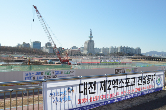 5일 대전 유성구 도룡동에서 제2엑스포교 건설 공사가 한창이다. 사진=천재상 기자
