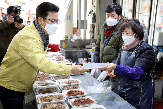 6일 허태정 대전시장이 상인들을 만나 신종 코로나바이러스 예방 안내문을 나눠주고 있다. 빈운용 기자
