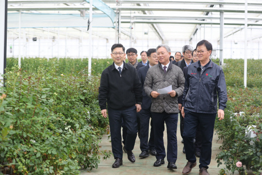 화훼농가를 둘러보는 김현수 장관(사진 좌측). /자료제공=농식품부
