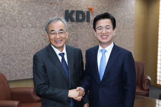 허태정(오른쪽) 대전시장이 최정표 KDI 원장과 환담하고 있다. 사진=대전시 제공

