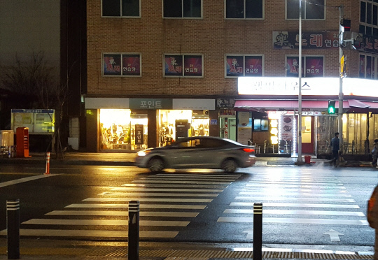 13일 저녁 6시 20분쯤 대전 서구 갈마1동의 한 교차로에서 차량이 녹색등 켜진 횡단보도를 가로질러 주행하고 있다.
이 교차로 진입로에는 신호등이 없어 차량은 보행자 신호등을 `좌회전 신호`로 사용하고 있는 실정이다. 사진=천재상 기자
