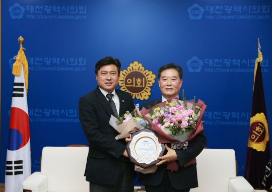 대전시의회 남진근(더불어민주당, 동구 1) 의원은 17일 한국지방정부학회로부터 `2019년 한국지방정부 의정 대상`을 수상했다. 사진=대전시의회 제공

