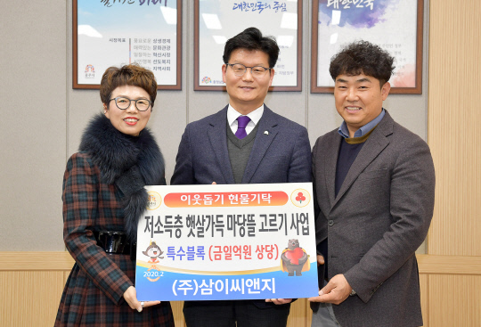 왼쪽부터 ㈜삼이씨엔지 정효선 대표와 김정섭 시장 
